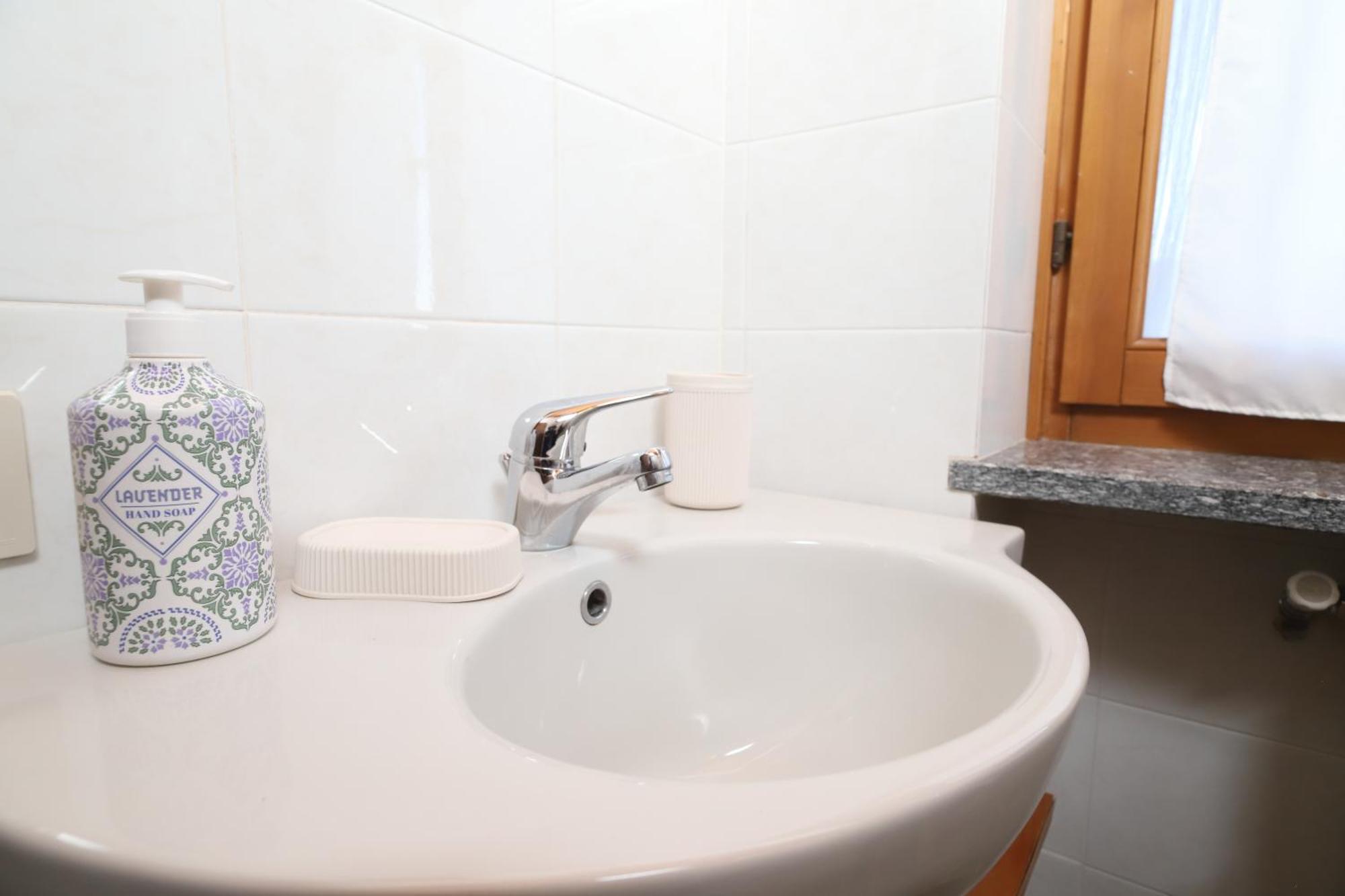 La Mansarda Del Ciliegio - Deliziosa Mansarda Con Giardino A 6 Km Da Arona Apartment Bagian luar foto